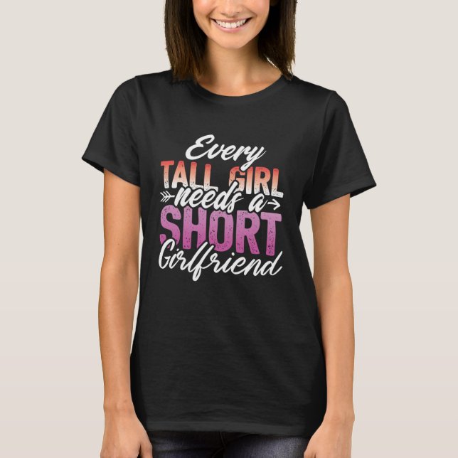 Every Tall Girl Needs A Short Girlfriend  LGBT Les T Shirt (Framsida)