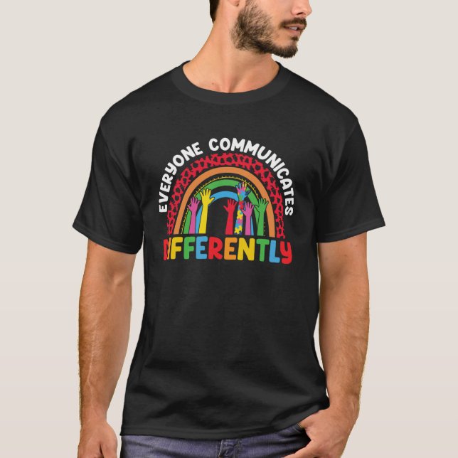 Everyone Communicates Differently Autism Social Wo T Shirt (Framsida)