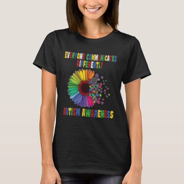 Everyone Communicates Differently Autism Special A T Shirt (Framsida)