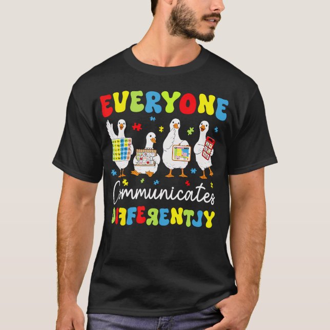 Everyone Communicates Differently Autism T Shirt (Framsida)