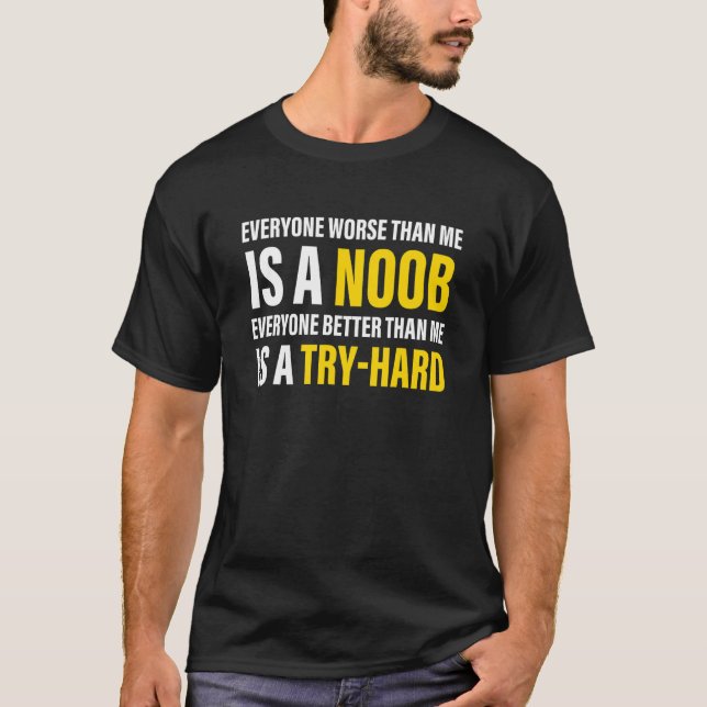 Everyone worse than me is a noob Apparel T Shirt (Framsida)