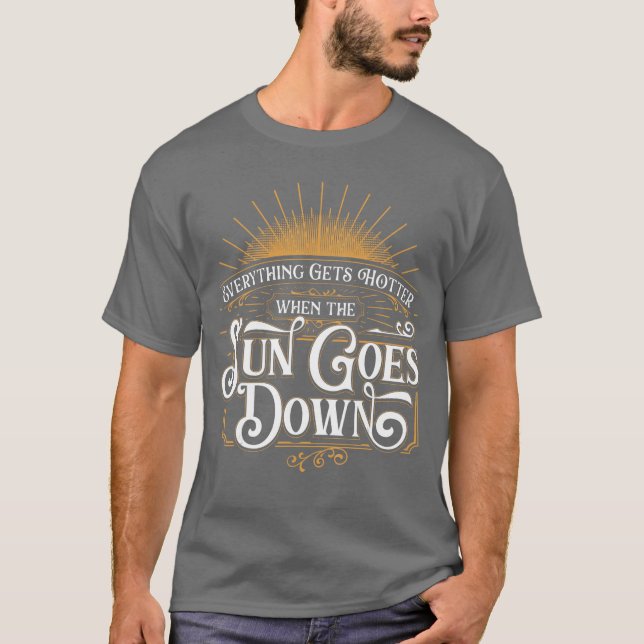 Everything Gets Hotter Whenhe Sun Goes Down Countr T Shirt (Framsida)