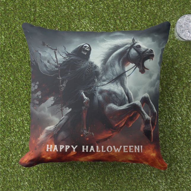 Evil Blek Horse and Death Halloween Kudde (Gräs)
