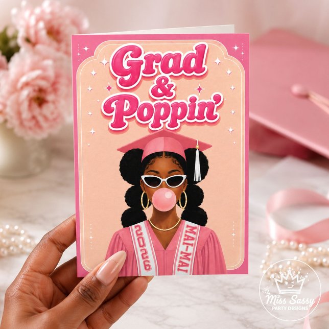 Examen & Poppande Bubblegummi Rosa Examen Kort (Black girl Grad & Poppin’ pink graduation card with cap, gown, shades, gold hoops, and bubblegum.)