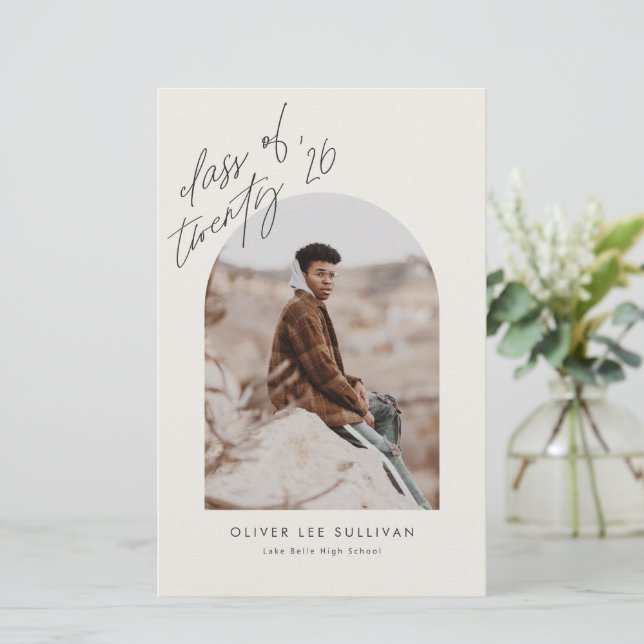 Examensårgång 2025 Beige valv inbjudan till examen (Stående Fram)