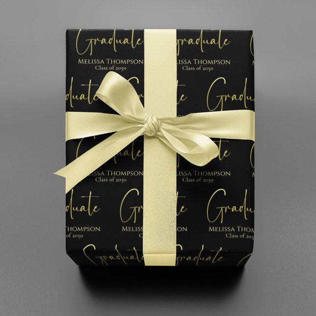 Examensguld kalligrafiskrit Modern minimalistisk Presentpapper (Modern gold calligraphy “Graduate” script on black minimalist graduation gift wrap design.)