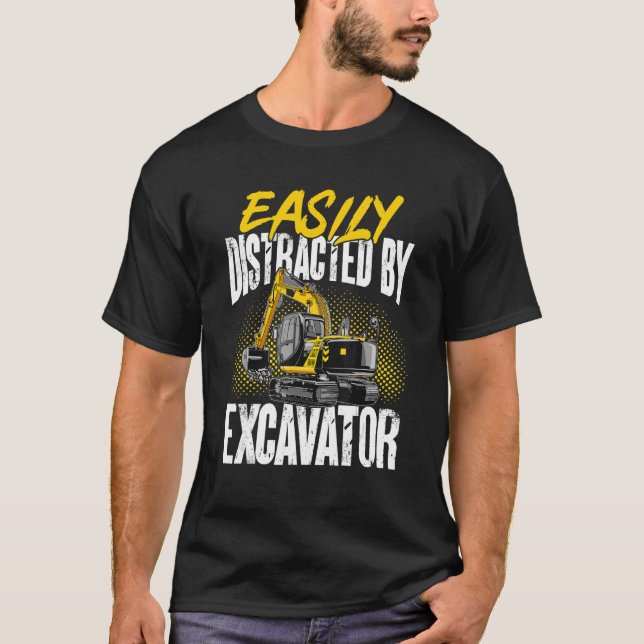 Excavator Construction distraheras lätt av Excav T Shirt (Framsida)