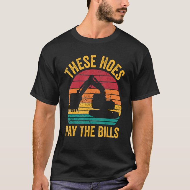 Excavator Operator HEO These Hoes Pay The Bills T Shirt (Framsida)