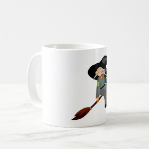 Excentrisk seriehäxa som flyger på kvast kaffemugg