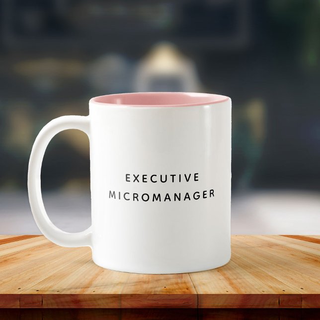 Executive Micromanager Funny Chef Coworking Bestie Två-Tonad Mugg (Skapare uppladdad)