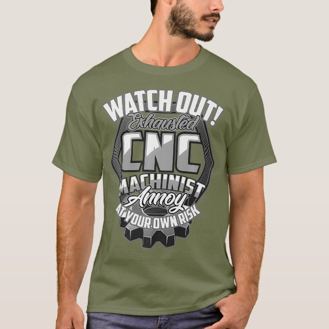 Exhausted CNC Maskin operator Machinist Funny T Shirt (Framsida)