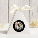 Exklusiv Black Guld Blommigt Monogram Bröllop Runt Klistermärke<br><div class="desc">Vår samling "Exklusiv Guld and Black Blommigt Bröllop" har en hårfärgad svart och guld-blommor och en riklig blad. Kopplat till ett skript för elegant som är redot för din anpassning skapar det en chic och en modern samling i bröllop. Sök efter fler matchande artiklar i vår butik.</div>