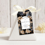 Exklusiv Guld och Svarta Blommigtens Möhippa Presentetikett<br><div class="desc">Vår samling "Exklusiv Guld and Black Blommigt Bröllop" har en hårfärgad svart och guld-blommor och en riklig blad. Kopplat till ett skript för elegant som är redot för din anpassning skapar det en chic och en modern samling i bröllop. Sök efter fler matchande artiklar i vår butik.</div>
