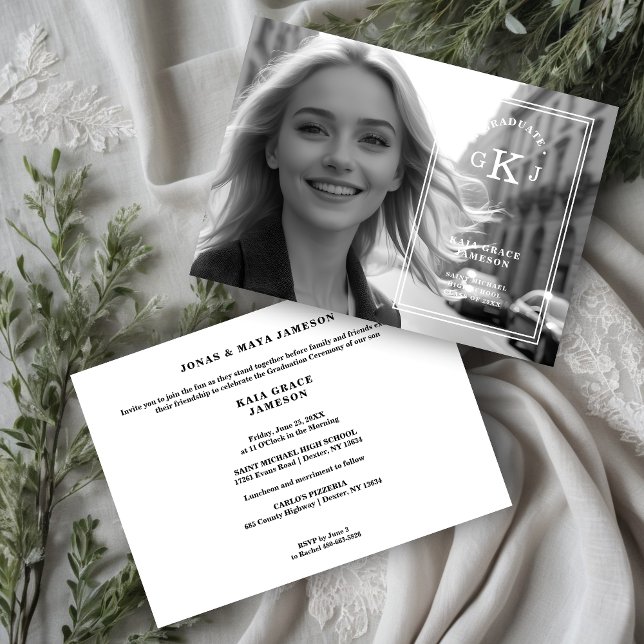 Exklusiv Stilfull Kalligrafi Foto Initialer Inbjudningar (Exquisite Stylish Chic Modern Calligraphy Photo Grad Initials Black & White Invitation Card.)