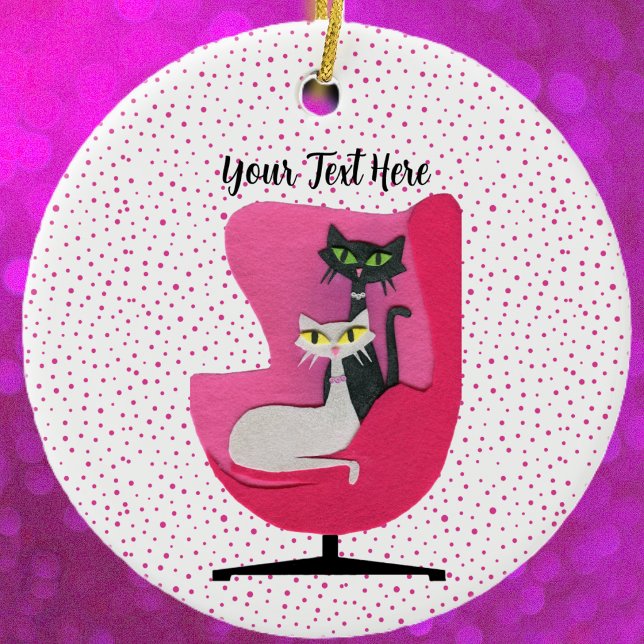 Exklusiva Atomkatter i Rosa Stolsprickar Vita Julgransprydnad Keramik (Fancy atomic cats diamond collars in pink chair on pink polka dots on white ceramic ornament.)