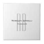 Exklusivens unika vita Grått-monogram, modern Kakelplatta<br><div class="desc">Du kan enkelt ändra Typsnitt,  bakgrundsbild och Färg,  Brev-tecken.</div>