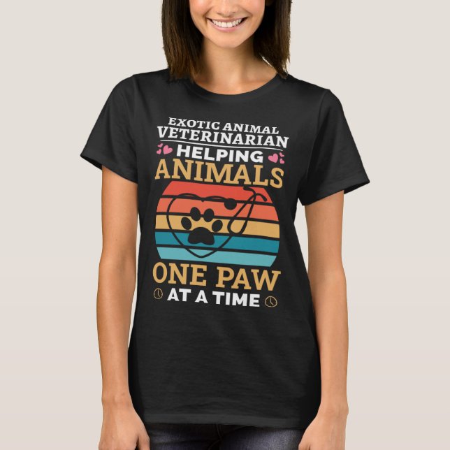 Exotic Animal Veterinarian Helping Animals One Paw T Shirt (Framsida)