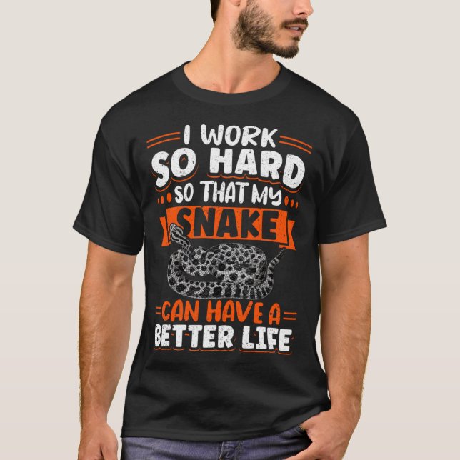 Exotic Pet Snake Reptile Python I arbetar hårt så  T Shirt (Framsida)