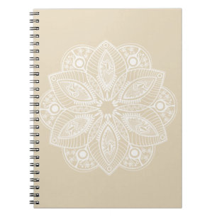Exotic White Mandala på Beige Background Anteckningsbok