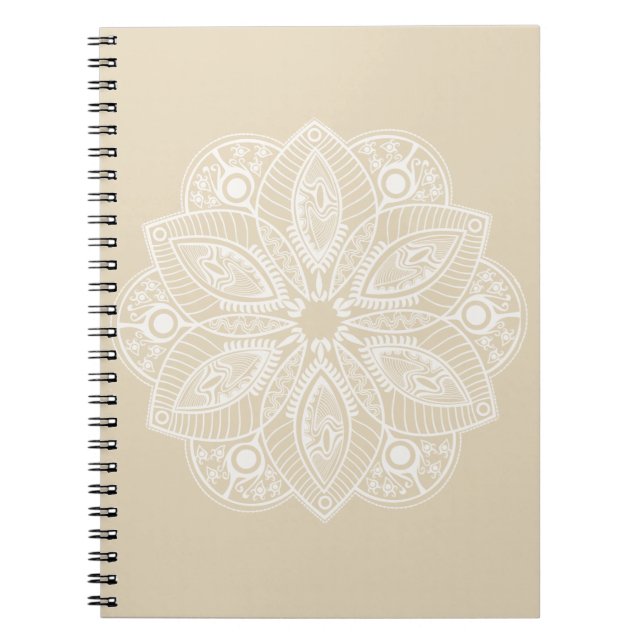 Exotic White Mandala på Beige Background Anteckningsbok (Framsidan)