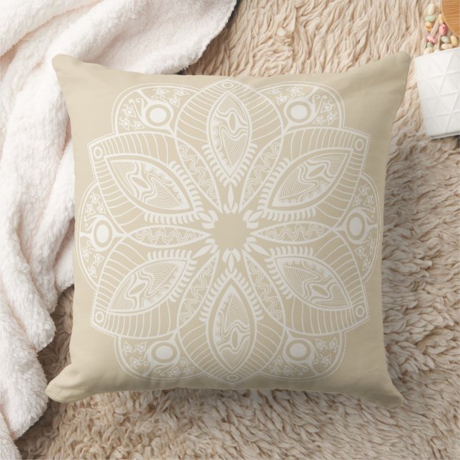Exotic White Mandala på Beige Background Kudde (Filt)
