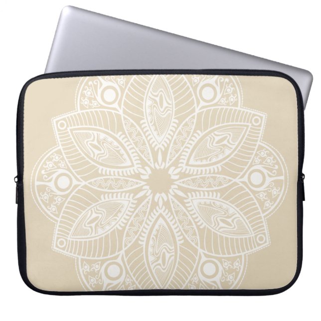 Exotic White Mandala på Beige Background Laptop Fodral (Framsidan)