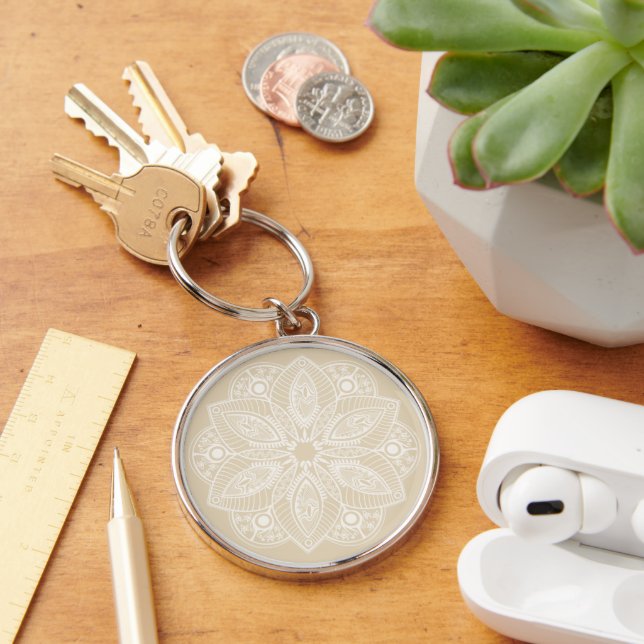 Exotic White Mandala på Beige Background Rund Silverfärgad Nyckelring (Skrivbord)
