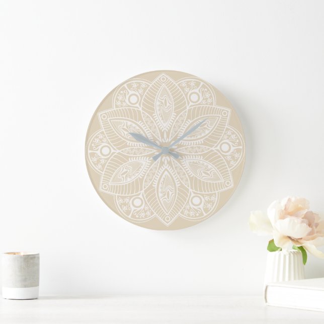 Exotic White Mandala på Beige Background Stor Klocka (Hem)