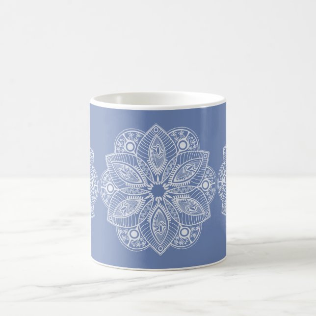 Exotic White Mandala på blå bakgrund Kaffemugg (Center)