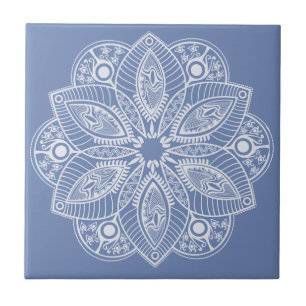 Exotic White Mandala på blå bakgrund Kakelplatta