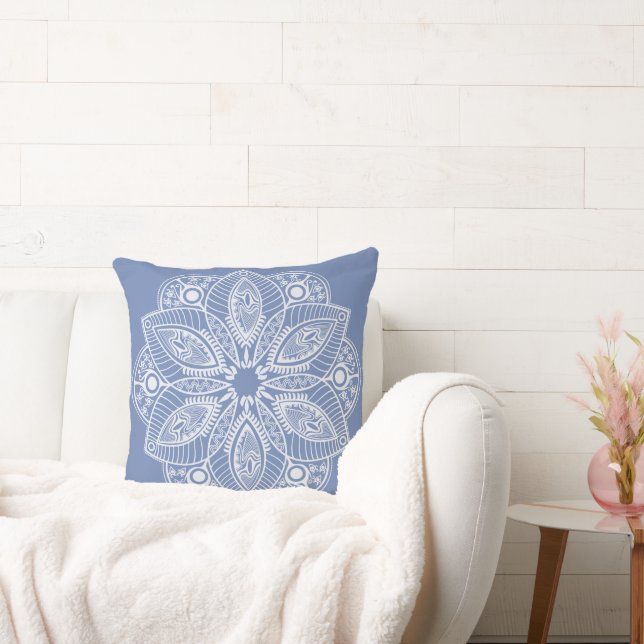 Exotic White Mandala på blå bakgrund Kudde (Soffa)
