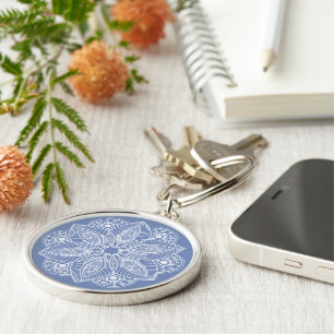 Exotic White Mandala på blå bakgrund Rund Silverfärgad Nyckelring