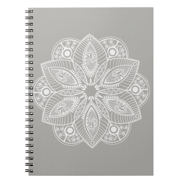 Exotic White Mandala på Grått Background Anteckningsbok (Framsidan)