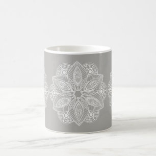 Exotic White Mandala på Grått Background Kaffemugg