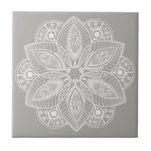 Exotic White Mandala på Grått Background Kakelplatta