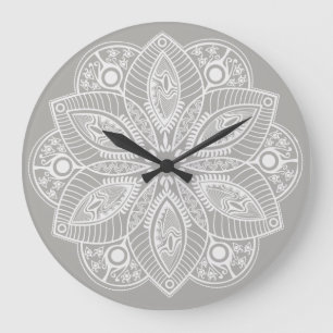 Exotic White Mandala på Grått Background Stor Klocka