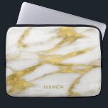 Exotisk Guld och vit marble Abstrakt Mönster Laptop Sleeve<br><div class="desc">Den här vackra designen är en uppskalningsfull dator eller pekplatsenhet och har en exotisk guld och vit marmor abstrakt mönster med jordtonsskuggor och markeringar. Ett subtilt monogram har lagts till nära grund för att anpassa datorns sleeve, men ge det unika mönstren möjlighet att gå i centrum. Redigera namn med önskad...</div>