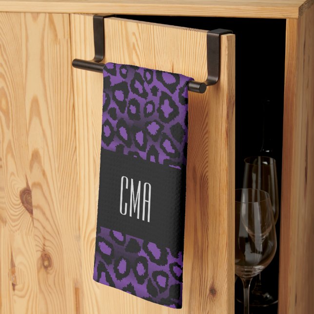 Exotisk Lila Leopard Animal Mönster | Monogram Kökshandduk (Thirds Fold)