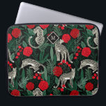 Exotiska tropiska Mönster Leoparder och Monogram Laptop Fodral<br><div class="desc">Ett exotiskt och unikt tropiskt mönster med leoparder i djungeln med handflatan och löv och röd ros framför en kontrasterande svart bakgrund. Rik vibrerande färg av rött, svart, grönt och beige gör att den här designen dyker upp med stil. En diamantform ram omger ett monogram som kan vara personlig med...</div>