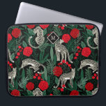 Exotiska tropiska Mönster Leoparder och Monogram Laptop Fodral<br><div class="desc">Ett exotiskt och unikt tropiskt mönster med leoparder i djungeln med handflatan och löv och röd ros framför en kontrasterande svart bakgrund. Rik vibrerande färg av rött, svart, grönt och beige gör att den här designen dyker upp med stil. En diamantform ram omger ett monogram som kan vara personlig med...</div>