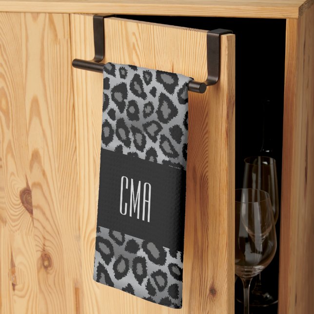 Exotiskt Grått Leopard Animal Mönster | Monogram Kökshandduk (Thirds Fold)