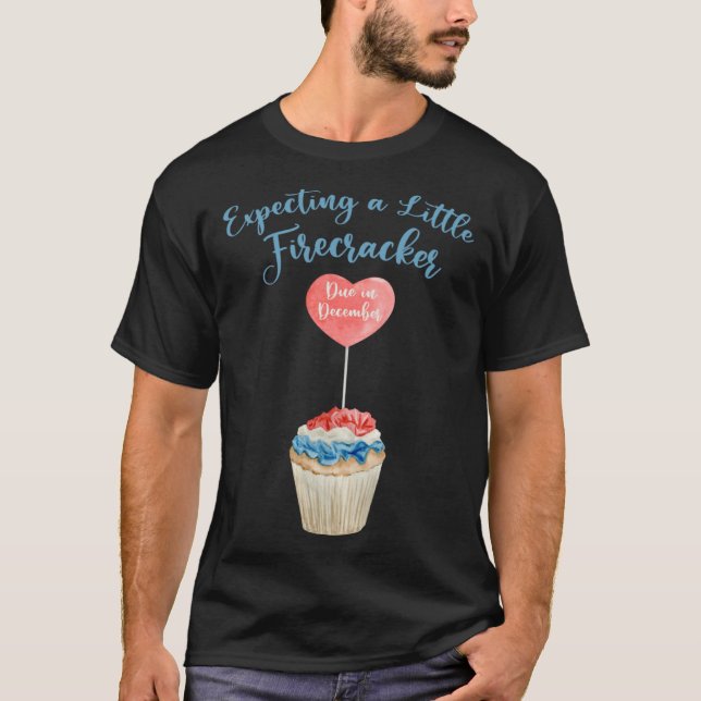 Expecting A Firecracker Due December 2022 Pregnanc T Shirt (Framsida)