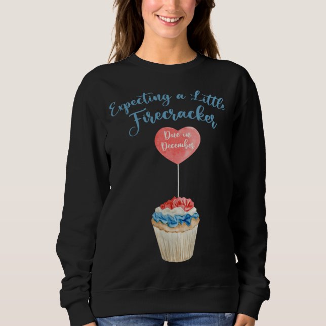 Expecting A Firecracker Due December 2022 Pregnanc T Shirt (Framsida)