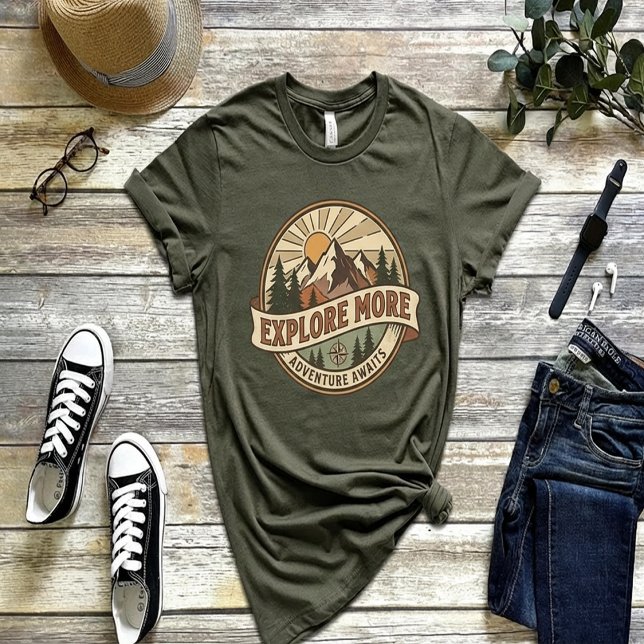 EXPLORE MORE – Adventure Awaits | Retro Outdoor  T Shirt (Skapare uppladdad)