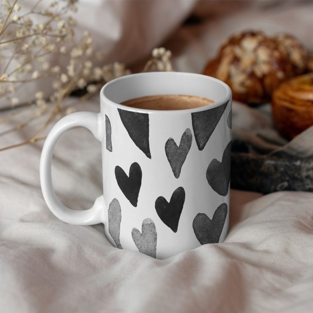 Explosion i valentines day-hjärtan - svartvitt kaffemugg (Skapare uppladdad)
