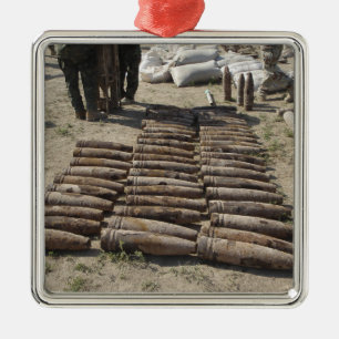 Explosiva enheter identifieras och inventeras julgransprydnad metall