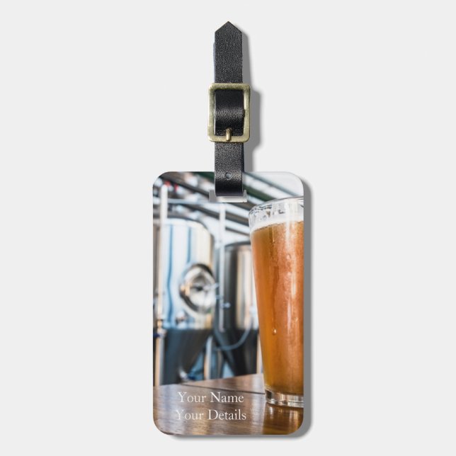 Exponeringsglas av öl på microbreweryen bagagebricka (Vertikal Framsida)