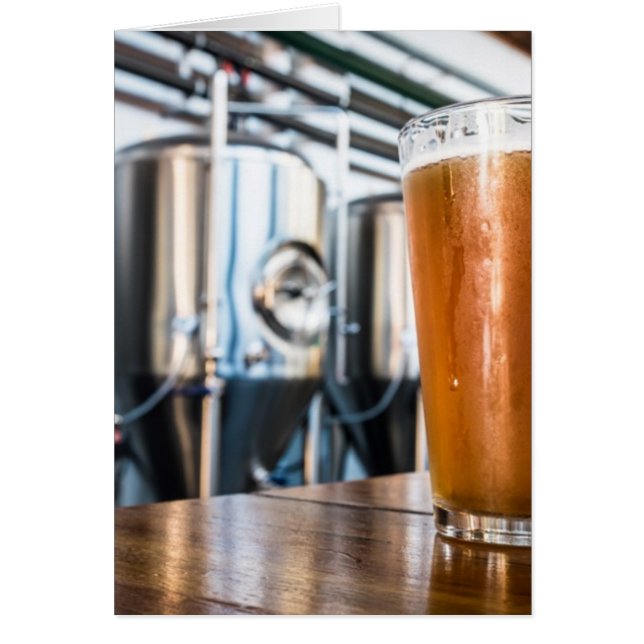 Exponeringsglas av öl på microbreweryen hälsningskort (Framsidan)