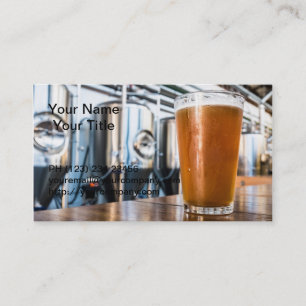 Exponeringsglas av öl på microbreweryen visitkort