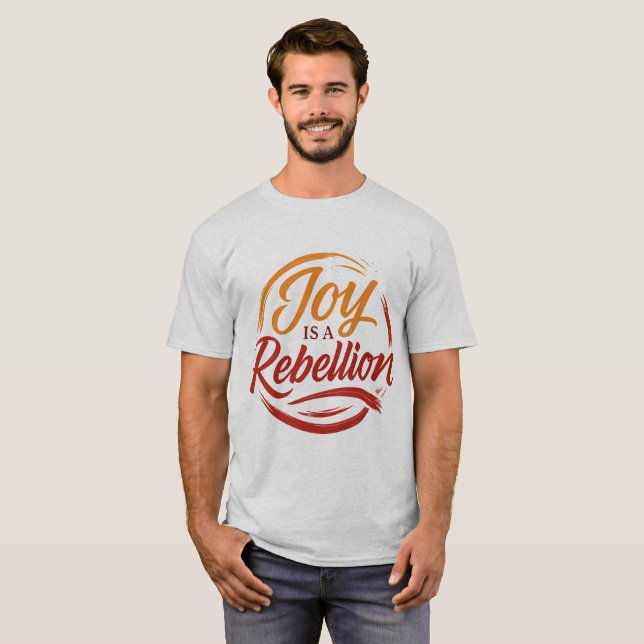 "Expressive Calligraphy T-Shirt - Joy är en Rebell (Hel framsida)